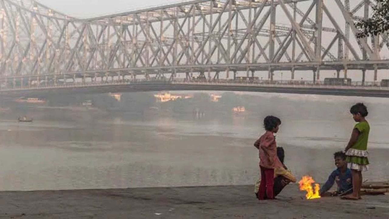 আজও ঘন কুয়াশা মালদা, উত্তর ও দক্ষিণ দিনাজপুর। মাঝারি মানের কুয়াশা বীরভূম মুর্শিদাবাদ ও সংলগ্ন নদিয়াতে। রাজ্যের বাকি জেলাতেও হালকা থেকে মাঝারি কুয়াশার সম্ভাবনা রয়েছে। বেশ কিছু জেলাতে দিনের বেলাতেও কুয়াশা থাকবে।