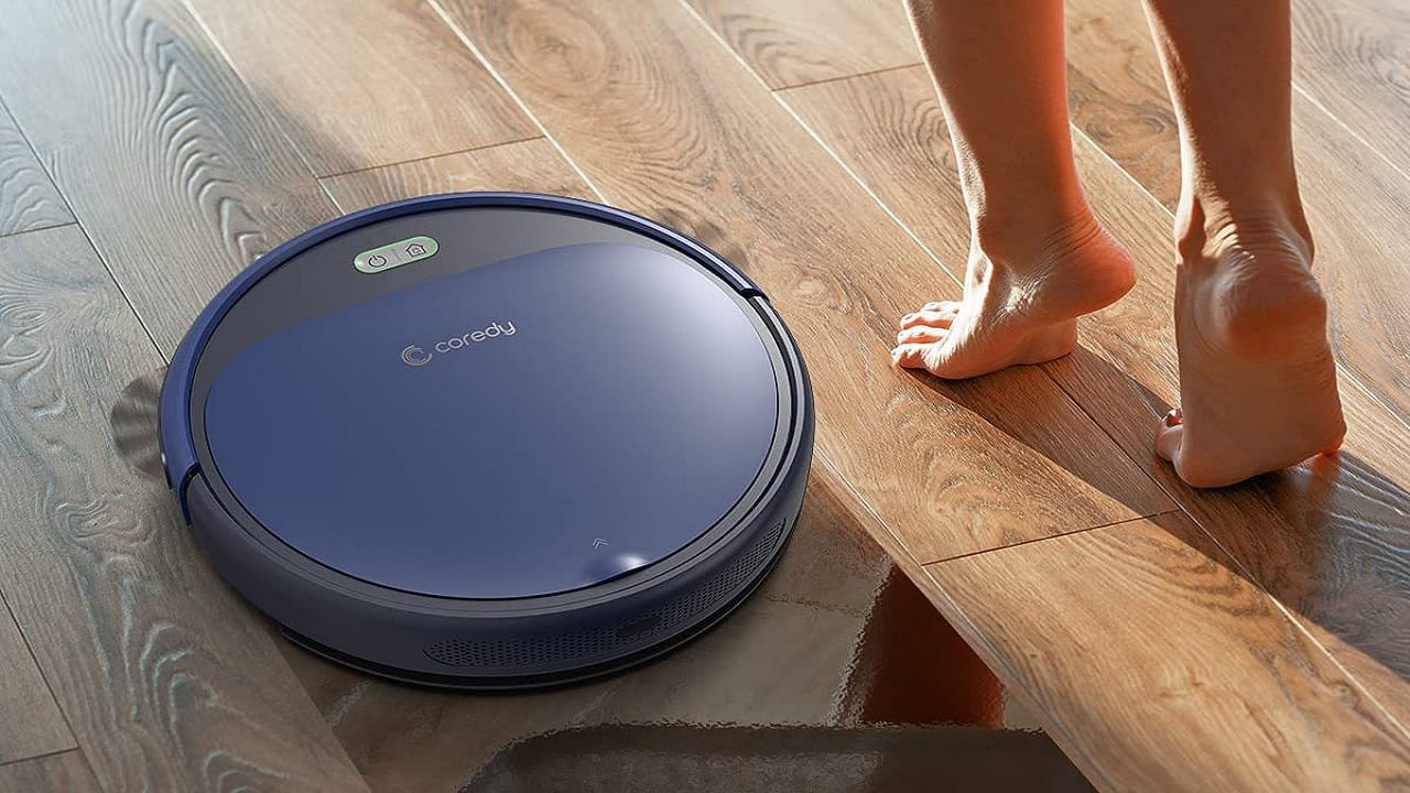 Vacuum Cleaner Robot মহিলার অজান্তে তাঁর টয়লেটে বসে থাকার ছবি তুলল