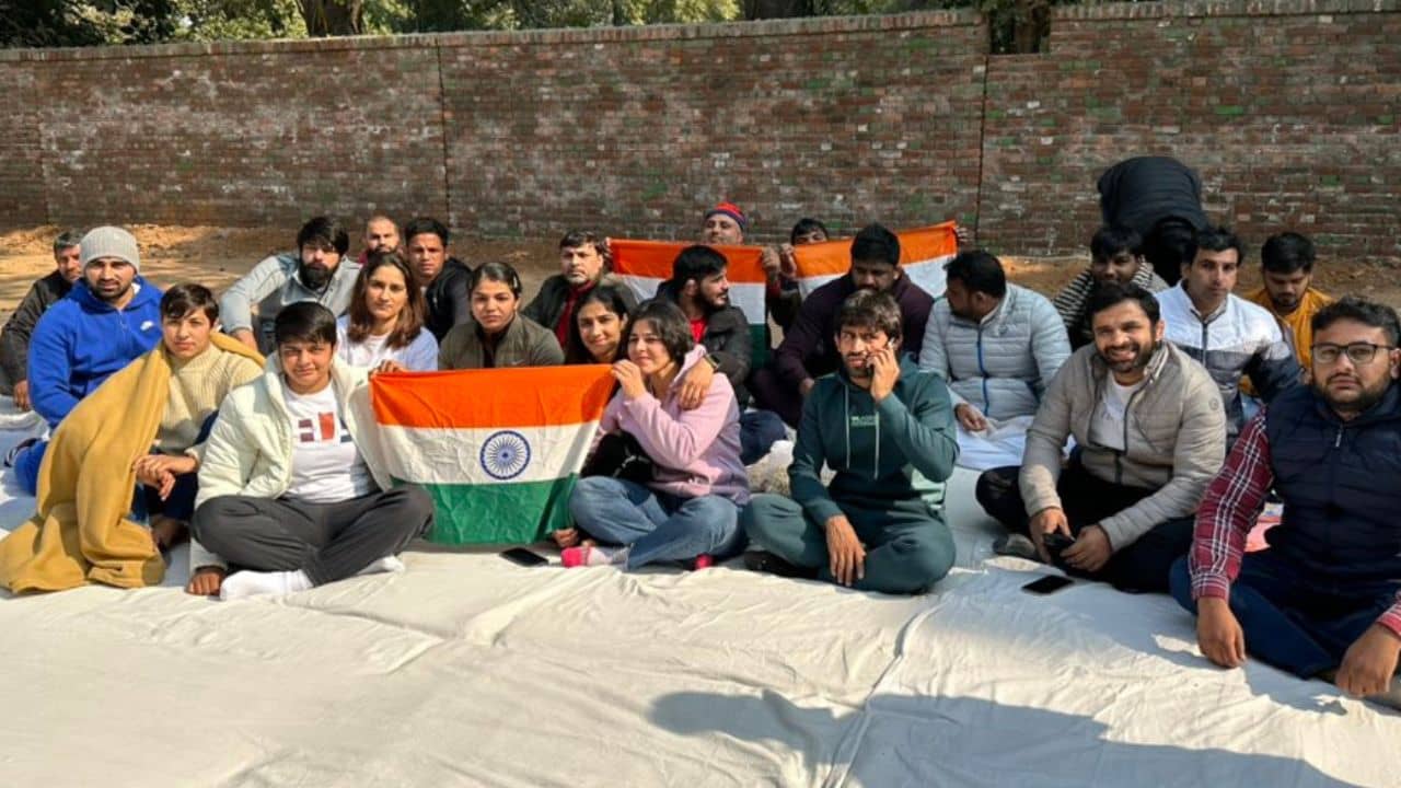 Women Wrestlers Physical Harassment: মহিলা কুস্তিগীরদের যৌন নিগ্রহের অভিযোগ বিজেপি সাংসদের বিরুদ্ধে, যন্তর মন্তরে ধর্নায় অলিম্পিক পদকজয়ীরা