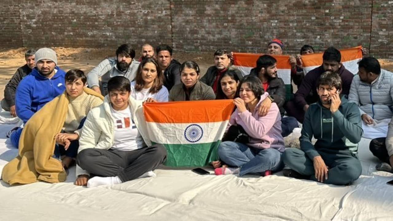 Indian Wrestling: ফেডারেশনের দাসত্ব থেকে মুক্তি পেতে ধর্না মঞ্চে বজরং, সাক্ষীরা