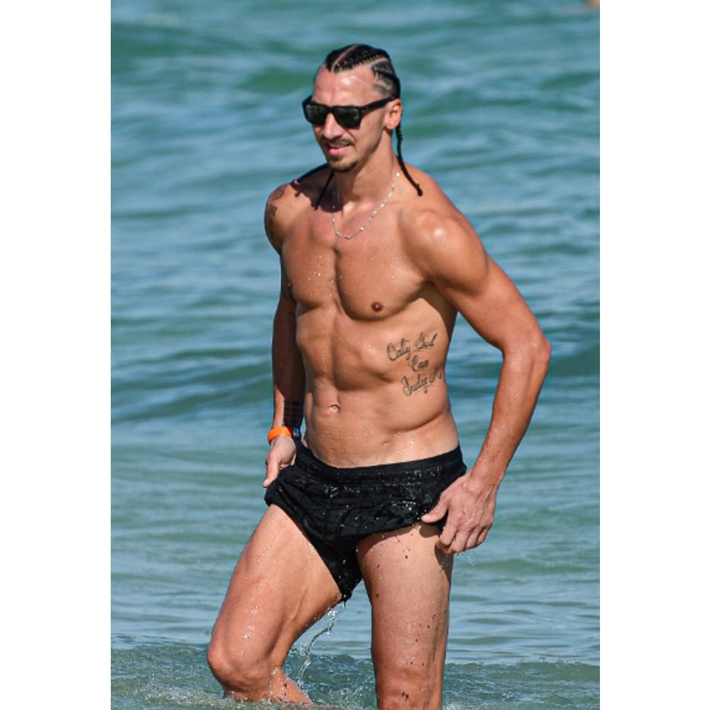 সবচেয়ে বেশি নজর কেড়েছে ইব্রার হেয়ারস্টাইল। সামনের চুল টেনে পিছনে নিয়ে গিয়ে বেণীর মতো ঝুলিয়ে দেওয়া হয়েছে। ম্যাঞ্চেস্টার সিটি তারকা আর্লিং হালান্ডের এমন হেয়ারস্টাইল দেখা যায়। ইব্রাহিমোভিচও সেই এক্সপেরিমেন্ট করলেন।(ছবি:টুইটার)