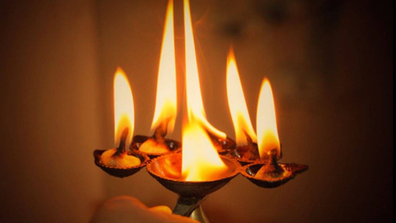 Astrology: আরতি করছেন? কেন পুজোর পর আরতি করা হয় ও আরতির সঠিক নিয়ম কখন, জানেন?