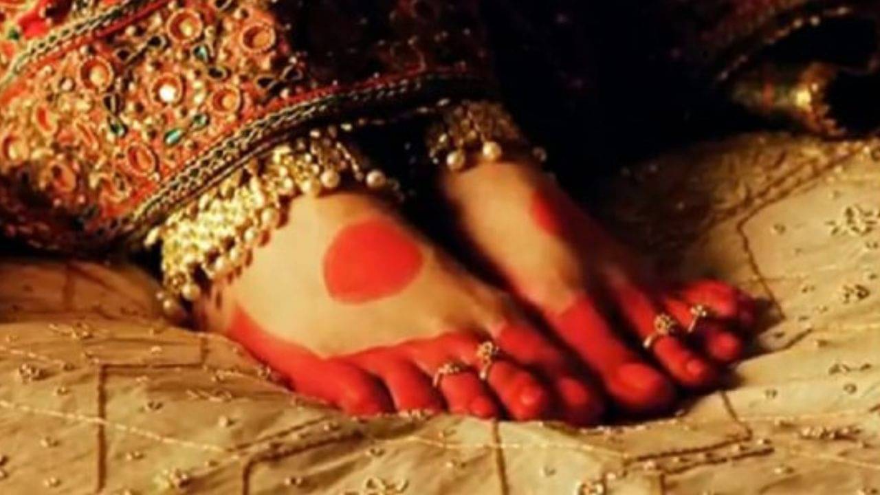 Samudrik Shastra: বাইরে বের হওয়ার সময় কোন পা আগে রাখা অত্যন্ত শুভ? বন্যার মতো সুখ আসবে ঘরে