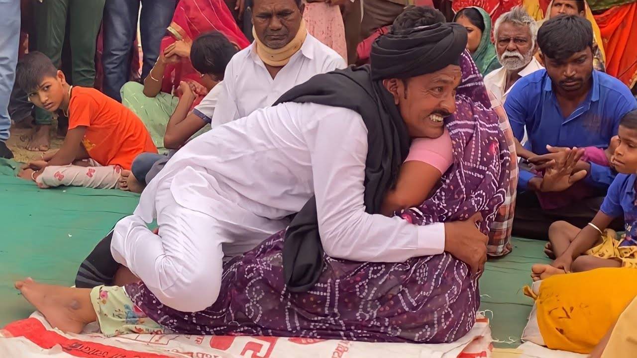 Black Blanket Baba: কালো কম্বল বাবার ‘অলৌকিক ক্ষমতা’, হাত দিয়েই সারিয়ে দেন যাবতীয় রোগ!