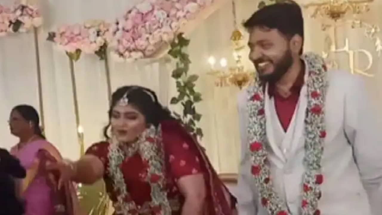 Viral Video: লজ্জায় মুখ ঢাকল বর, বিয়ের মণ্ডপে তুমুল নেচে ভাইরাল এই কনে