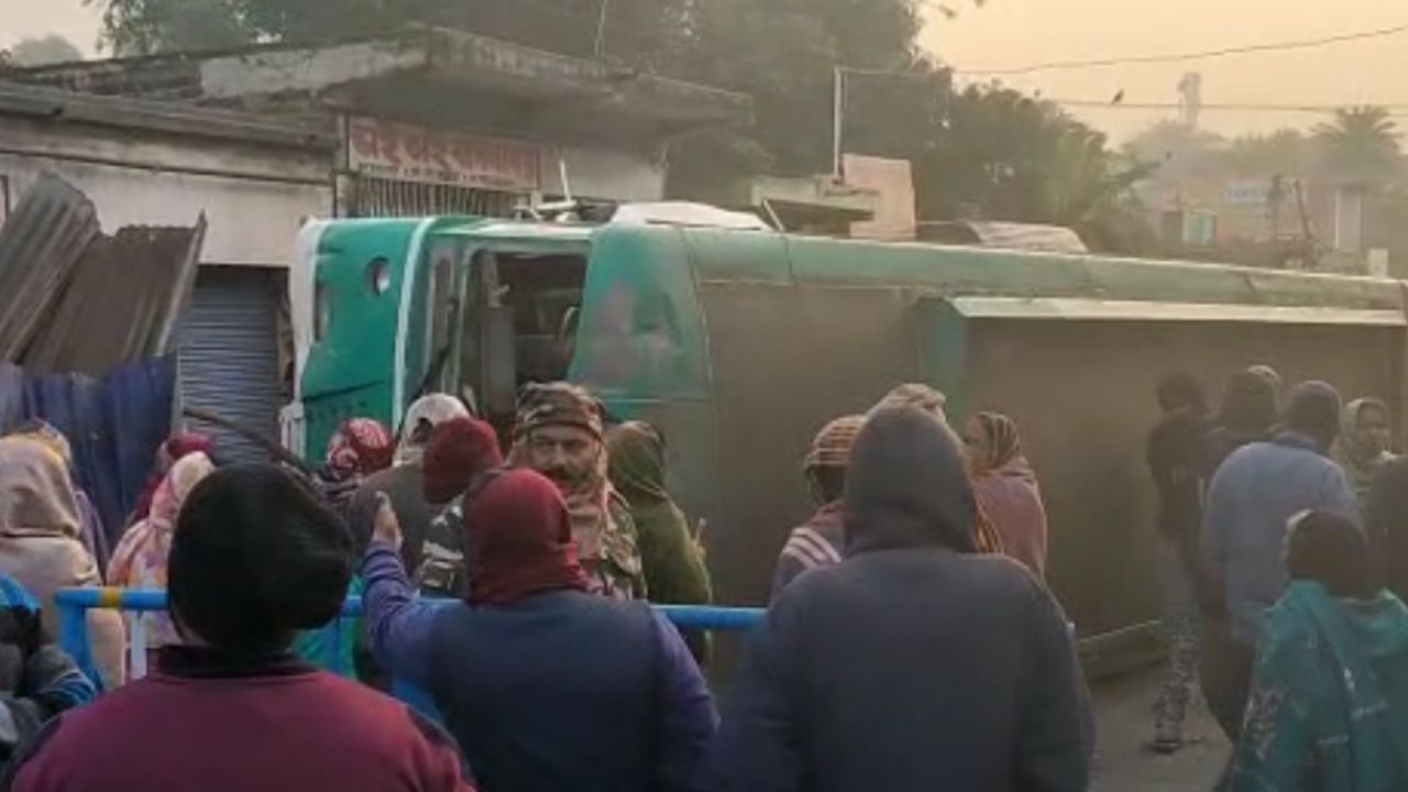 Bus Accident: মাঝরাতে বিয়েবাড়ি থেকে ফিরছিলেন কন্যাযাত্রীরা, হঠাৎ বিকট শব্দে ঘুম ভাঙল এলাকাবাসীর