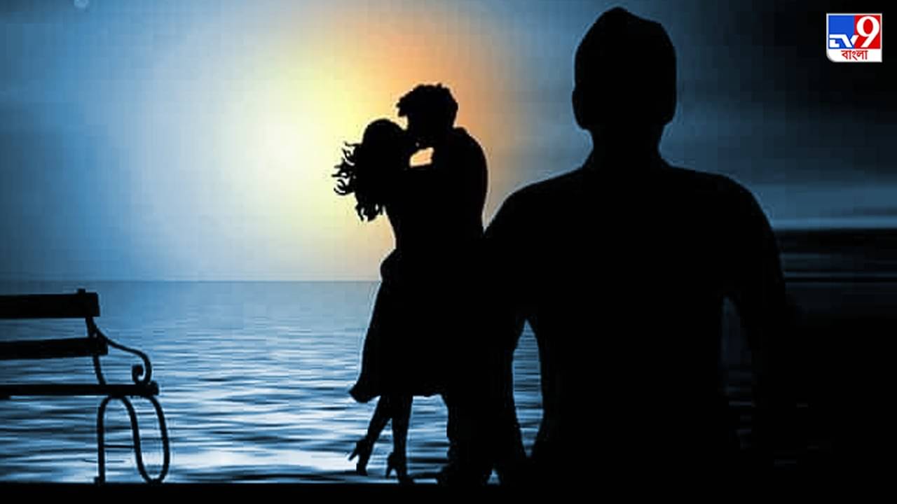 Wife Cheating: অন্ধকারে খোলা আকাশের নীচেই প্রেমিকের সঙ্গে ঘনিষ্ঠ স্ত্রী! স্বামী দেখে ফেলতেই...