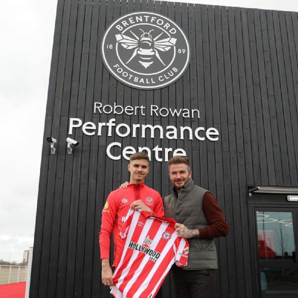 ইন্টার মিয়ামির যুব দল থেকে লোনে ব্রেন্টফোর্ড বি-তে এসেছেন কিংবদন্তি ফুটবলার ডেভিড বেকহ্যামের (David Beckham) ছেলে রোমিও বেকহ্যাম (Romeo Beckham)। ব্রেন্টফোর্ড-বি (Brentford B) দলে ডেভিড বেকহ্যামের ছেলে রোমিও বেকহ্যামের অভিষেক হয়েছে। লন্ডন সিনিয়র কাপে এরিথ অ্যান্ড বেলভেডেরের বিরুদ্ধে পরিবর্ত হিসেবে নামেন রোমিও। (ছবি-টুইটার)