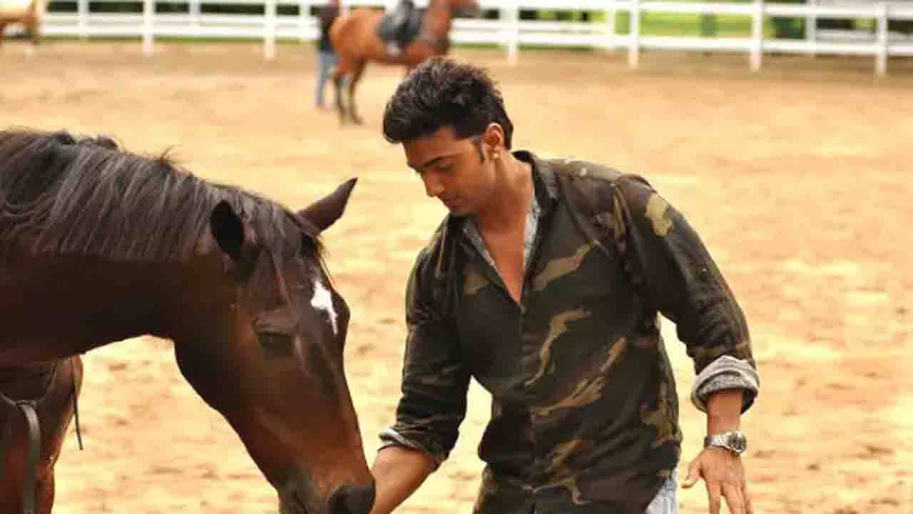 Dev Secrets: ঘোড়ার মতো যেখানে-সেখানে দাঁড়িয়েই ঘুমিয়ে পড়তে পারেন দেব, রহস্য ফাঁস করলেন মিমি