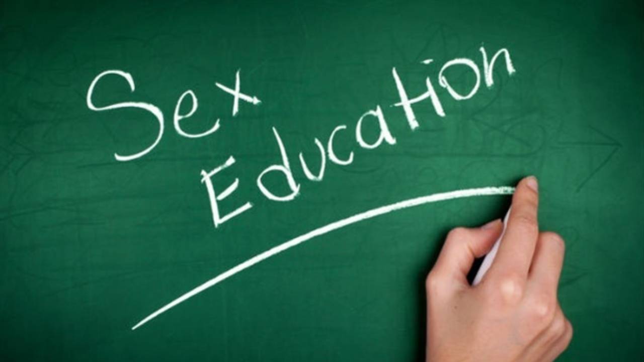 Sex Education: যৌনতায় সম্মতি কেন প্রয়োজন? ছুৎমার্গ কাটিয়ে সেক্স এডুকেশনের পাঠ ছাত্র-ছাত্রীদের