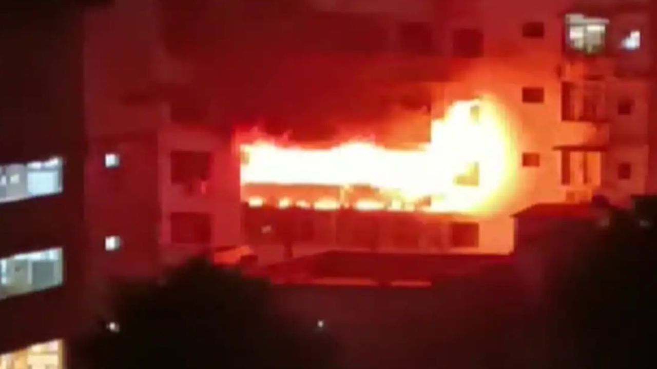 Dhanbad Fire: ক্লিনিকের পর এবার আবাসন, বারবার কেন ধানবাদে আগুন? উঠছে প্রশ্ন Dhanbad Fire: ক্লিনিকের পর এবার আবাসন, বারবার কেন ধানবাদে আগুন? উঠছে প্রশ্ন