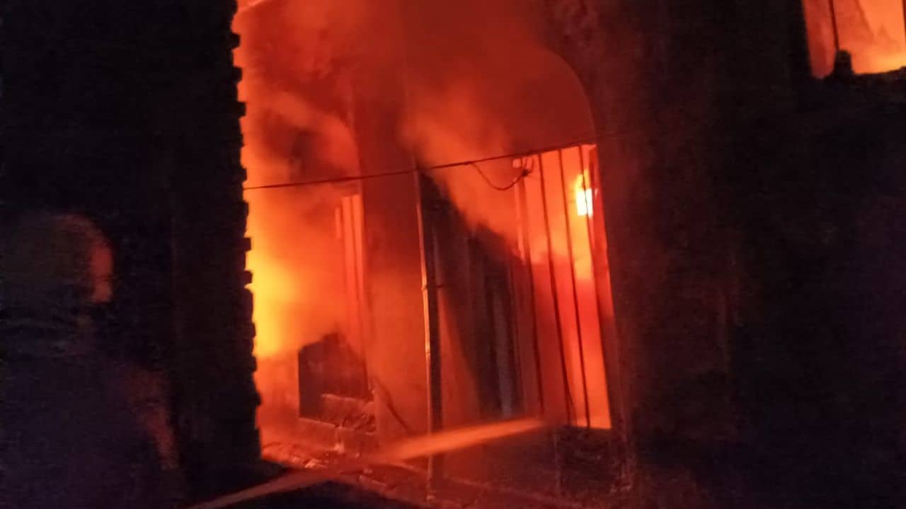 Fire: পর পর সিলিন্ডার ফাটার শব্দ, দোতলা বাড়ি মুহূর্তে ঘিরে ফেলে আগুনের লেলিহান শিখা