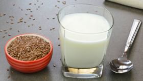 Health Drinks: দুধে মিশিয়ে নিন এক চামচ ফ্ল্যাক্স সিড, ওজন থেকে সুগার সব বশে থাকবে... Health Drinks: দুধে মিশিয়ে নিন এক চামচ ফ্ল্যাক্স সিড, ওজন থেকে সুগার সব বশে থাকবে...