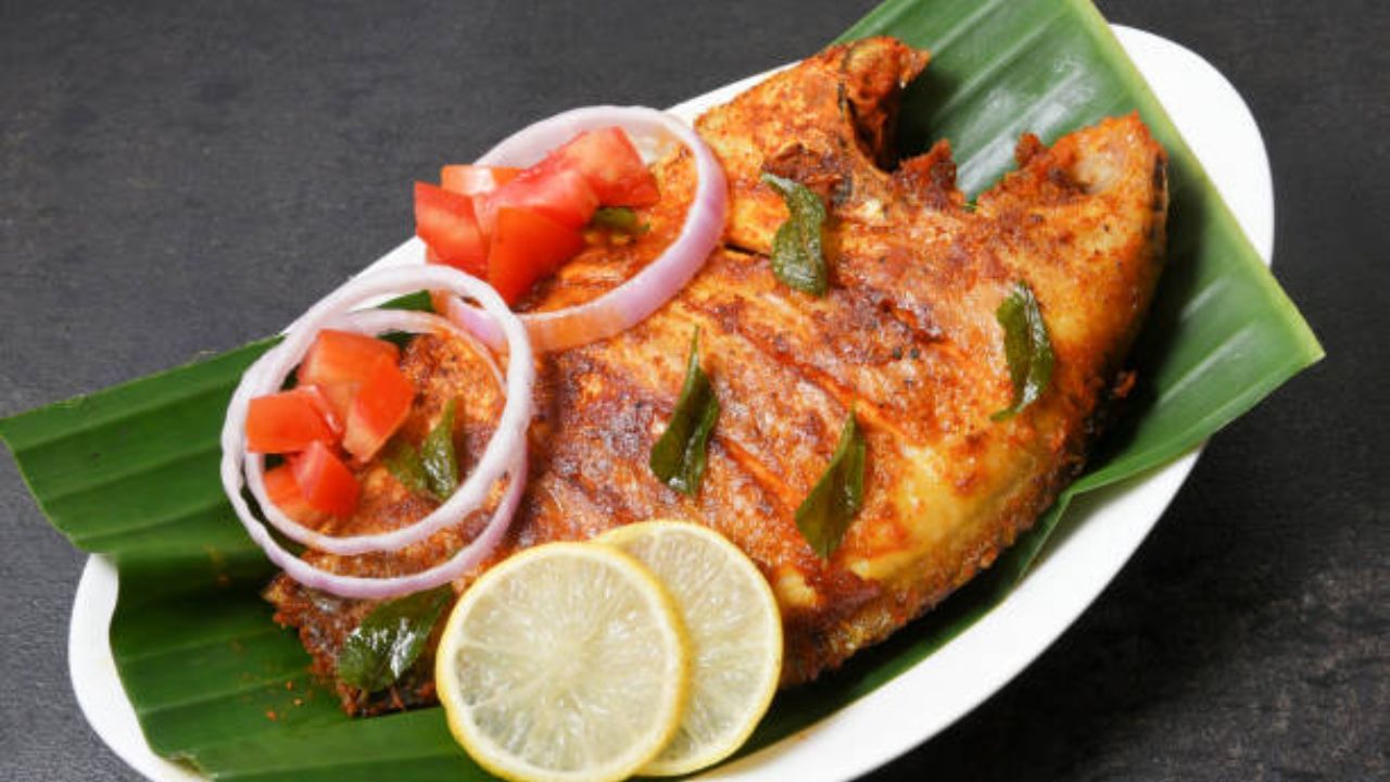 অন্তঃসত্ত্বা অবস্থায় রোজ মাছ খান। মাছের মধ্যে ওমেগা ৩ ফ্যাটি অ্যাসিড রয়েছে। মাছের মধ্যে থাকা পুষ্টি সন্তানের মস্তিষ্ক গঠনে সাহায্য করে। এই সময় সামুদ্রিক মাছ খেতে পারলে আরও বেশি উপকার পাবেন। 