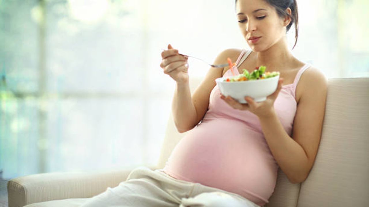 গর্ভাবস্থায় সবসময় স্বাস্থ্যকর খাওয়া-দাওয়া করা জরুরি। এই সময় এমন খাবার খাওয়া দরকার যা মা এবং শিশুর স্বাস্থ্যের খেয়াল রাখবে। অন্তঃসত্ত্বা অবস্থায় রোজের পাতে কোন কোন খাবারগুলো রাখবেন, রইল টিপস। 