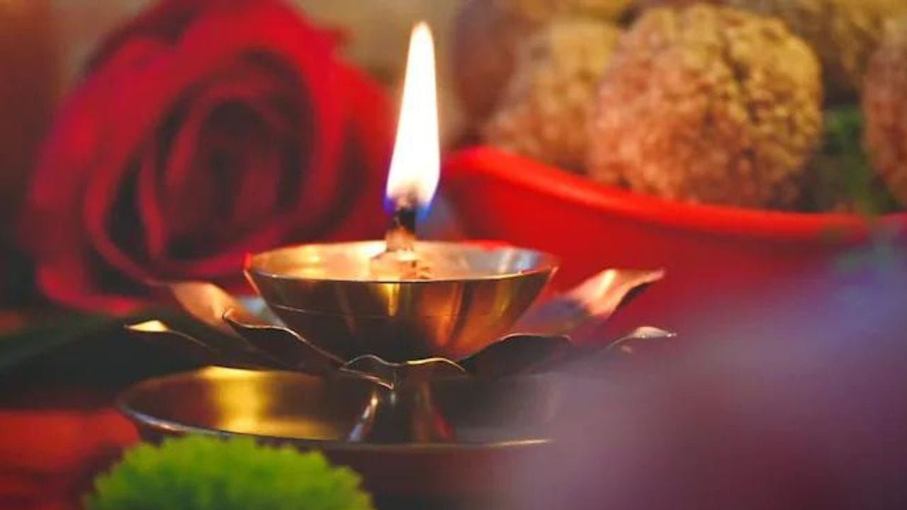বিশ্বাস অনুসারে, সূর্যকে অর্ঘ্য নিবেদনের জন্য সন্ধ্যে বা গোধূলিবেলায় সময়টি উত্তম। এই সময়ে অস্তগামী সূর্যকে অর্ঘ্য নিবেদন করলে শক্তি, বুদ্ধি, জ্ঞান ও সম্পদ বৃদ্ধি পায় বলে বিশ্বাস করা হয়। 