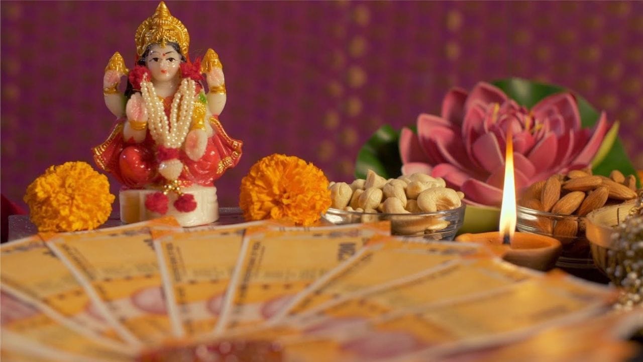 গোধূলিবেলায় লক্ষ্মীর আরাধনা করা সময় শুভ ফল পেতে কী কী করবেন, কীভাবে পুজো করবেন, তা জেনে নিন...