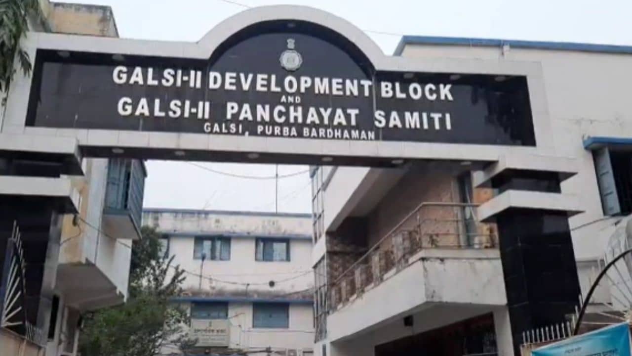 Awas Yojona: আবাস যোজনায় অবাককাণ্ড! তালিকা থেকে বাদ পড়ে গেল একটা গোটা ব্লক