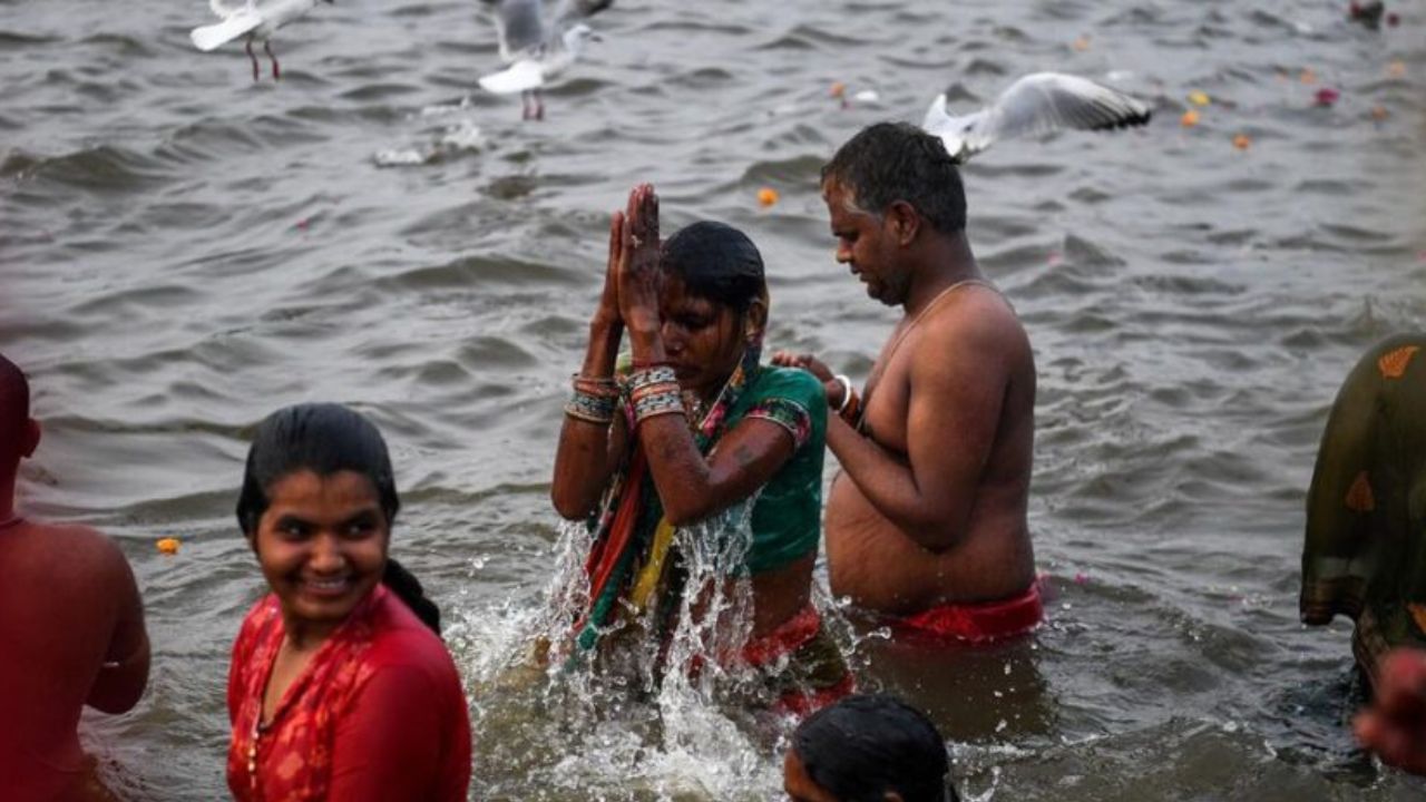 এইভাবে মকর সংক্রান্তিতে মন্ত্র পাঠ করার সময় বাড়িতে গঙ্গা স্নান করুন। এর মাধ্যমে আপনি শুধু গঙ্গায় স্নানই নয়, যমুনা, গোদাবরী, সরস্বতী, নর্মদা, সিন্ধু, কাবেরীতেও একসঙ্গে ডুব দেওয়ার পুণ্য পেতে পারেন। আর সবচেয়ে বড় কথা হল, শাস্ত্রজ্ঞরা বলছেন আপনি যেখানেই শুদ্ধ অনুভূতি ও বিশ্বাস নিয়ে মা গঙ্গার ধ্যান করে স্নান করবেন, সেখানেই গঙ্গা স্নানের পুণ্য পাবেন।