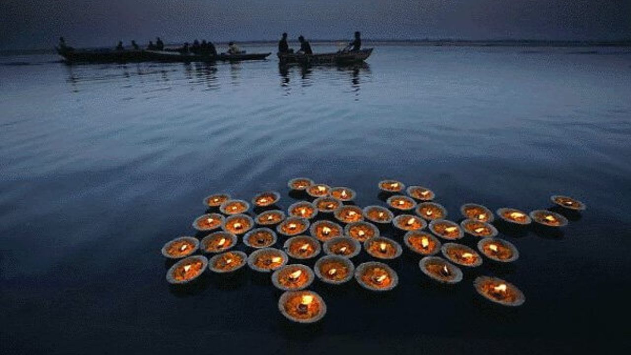 গঙ্গাস্নানের তাৎপর্য: মকর সংক্রান্তির দিনে গঙ্গায় স্নান ও গঙ্গা সাগরে ডুব দেওয়ার বিষয়ে শাস্ত্রে মহা মহিমা বর্ণিত হয়েছে। কথিত আছে, সব তীর্থে বারবার গঙ্গা সাগর একবার। অর্থাৎ বারবার সমস্ত তীর্থে গিয়ে স্নান করার যে পুণ্য, মকর সংক্রান্তিতে একবার গঙ্গা সাগরে স্নান করলে সেই পুণ্য অর্জিত হয়।