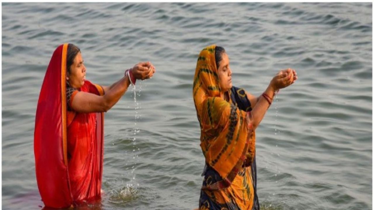 বিশ্বাস করা হয় যে মকর সংক্রান্তিতে গঙ্গা সাগরে স্নান করলে অশ্বমেধ যজ্ঞ করার মতোই পুণ্য পাওয়া যায়। লাভ হয় সকল মোক্ষ।  মকর সংক্রান্তির দিন গঙ্গায় স্নানের পুণ্যের বর্ণনা বেশি কারণ মকর সংক্রান্তির দিন সাগরের সন্তানদের রক্ষা করতে গিয়ে গঙ্গা সাগরে মিশে গিয়েছিল।