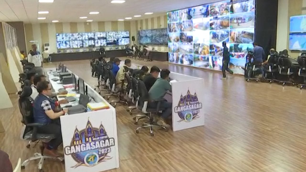 ১০৫০ সিসিটিভি রয়েছে সেই মেগা কন্ট্রোল রুমে। মনিটর রয়েছে ৫২টি। পিলগ্রিম ট্রান্সপোর্ট ম্যানেজমেন্ট সিস্টেমের মাধ্যমে চলছে নজরদারি। ২১ টি জায়ান্ট স্ক্রিন আছে মেলার মধ্যে। 