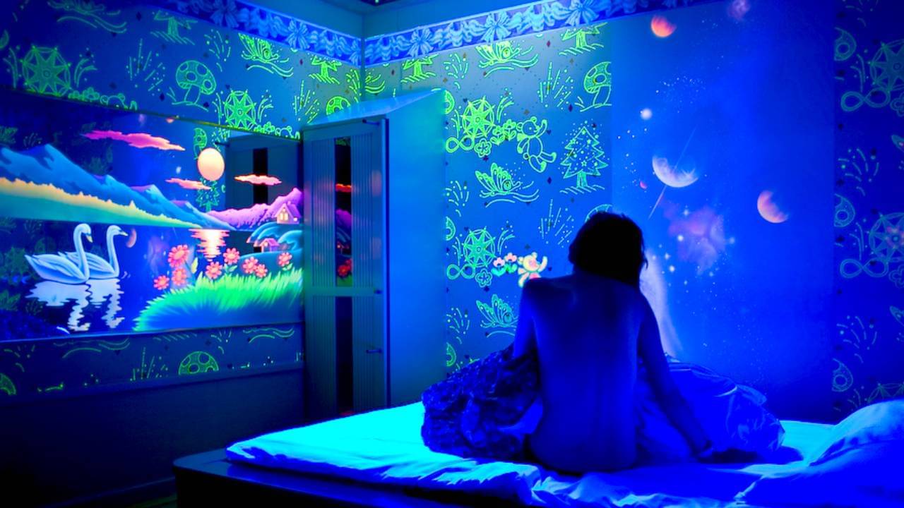 Love Affair: রং নম্বরে প্রেম! প্রেমিকের সঙ্গে প্রথম বার হোটেলে গিয়ে এই হাল হল প্রেমিকার