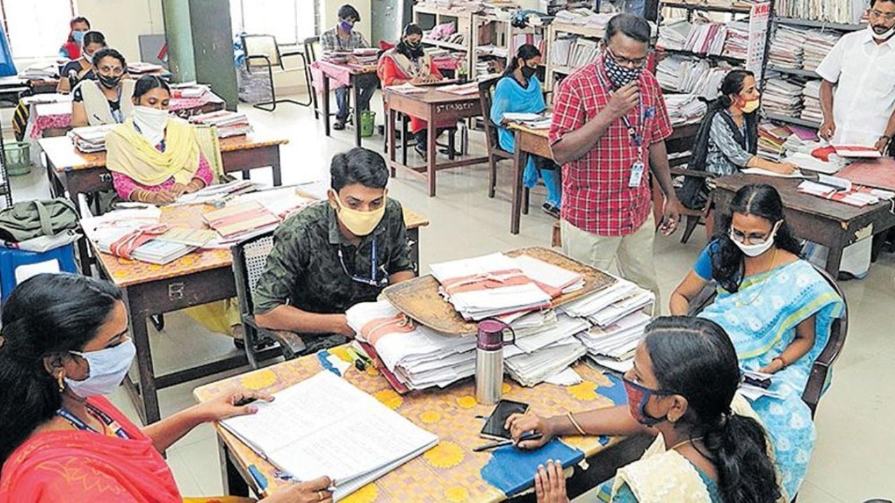 আবেদন ফি- অনলাইনে এই শূন্যপদে আবেদন করার জন্য ২০০ টাকা করে আবেদন ফি জমা দিতে হবে। তবে জনজাতি, উপজাতি ও বিশেষভাবে সক্ষমদের মাত্র ৫০ টাকা আবেদন ফি দিতে হবে।