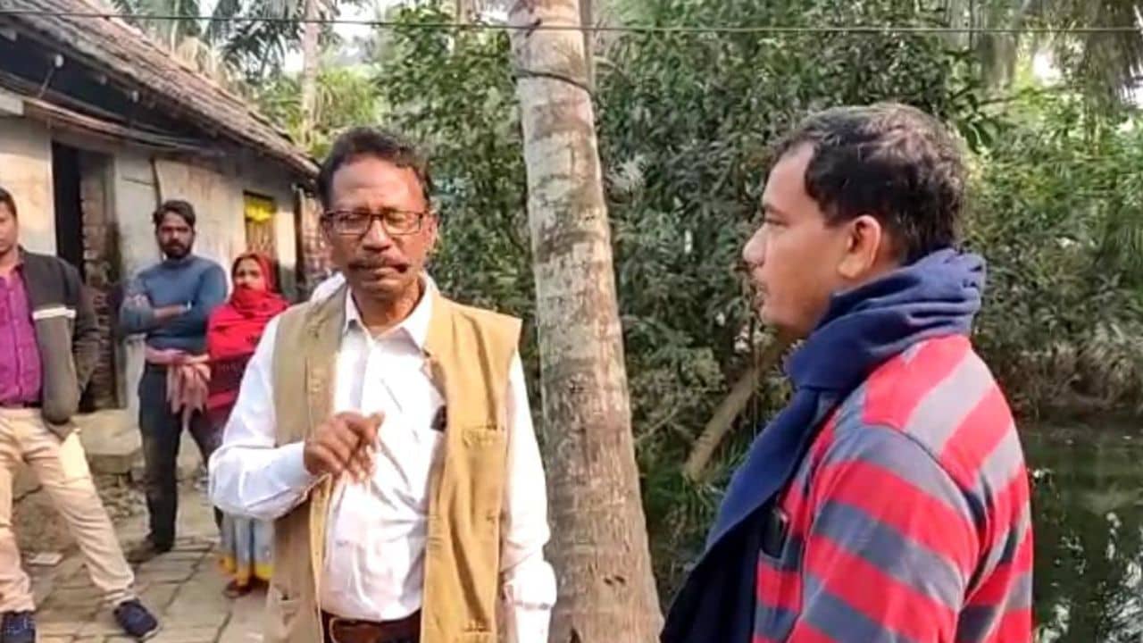 Awas Yojana: নিজের টাকা দান-ধ্যান করেছেন কখনও?, কেন্দ্রীয় প্রতিনিধি দলের প্রশ্নে নীরব নির্মাণ সহায়ক