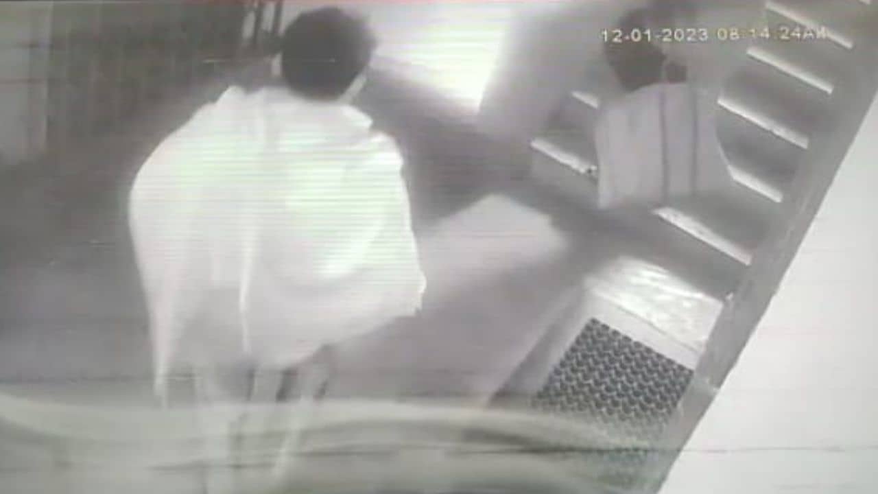 Howrah: স্বামী প্রাতঃভ্রমণে, ঘরে শুয়েছিলেন স্ত্রী; সিসিটিভি ফুটেজে যা দেখা গেল...