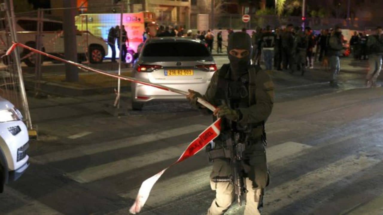 Israel Attack: সিনেগগে প্রার্থনা চলাকালীনই ধাক্কা মেরে ঢুকল বন্দুকবাজ, এলোপাথাড়ি গুলিতে ঝাঁঝরা করে দিলেন ৭ জনকে