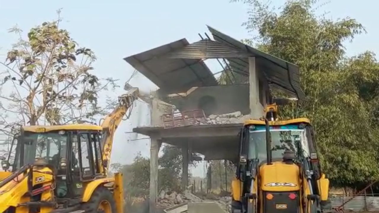 Forest: বনের মাঝে দোতলা নির্মাণ, বুলডোজার দিয়ে গুঁড়িয়ে দিল বনদফতর