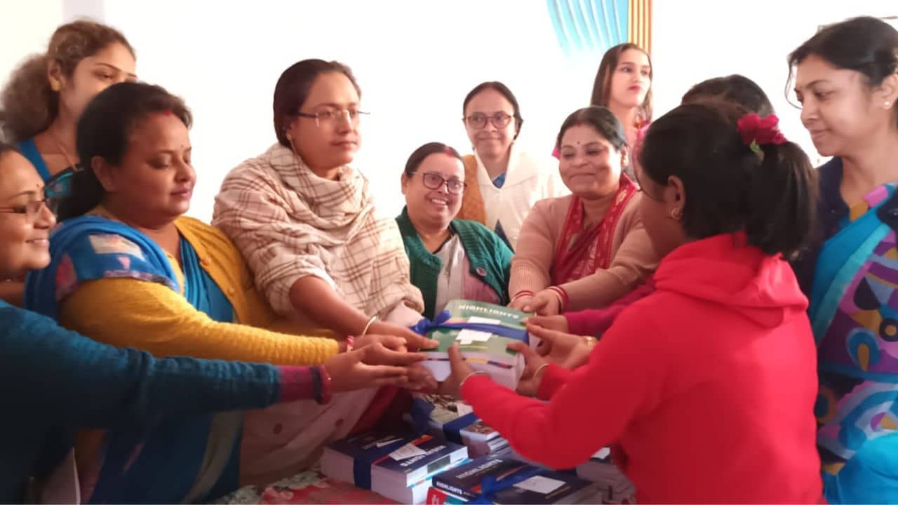 Jalpaiguri: পিপাসা দেবী যেন মা..., বৃহন্নলাদের উপহারে কান্নায় ভেঙে পড়ল স্কুলছুট ছাত্রীরা