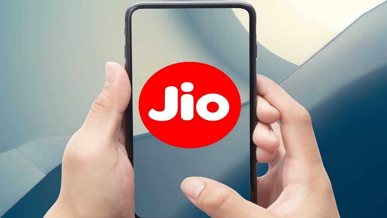 দেশের বৃহত্তম টেলিকম অপারেটর Jio-তে অনেক ধরনের সস্তা এবং ব্যয়বহুল প্ল্যান রয়েছে। Jio ফোন এবং সাধারণ ব্যবহারকারীদের জন্য বিভিন্ন ধরনের প্ল্যান রয়েছে। আপনি যদি ইতিমধ্যে একটি রিচার্জ প্ল্যান নিয়ে থাকেন এবং ডেটা শেষ হয়ে যায়, তাহলে আপনি আলাদা করে একটি ডেটা ভাউচার কিনতে পারেন। ডেটা ভাউচারে আপনি শুধুমাত্র ডেটা পাবেন, যার কোনও বৈধতা নেই। 