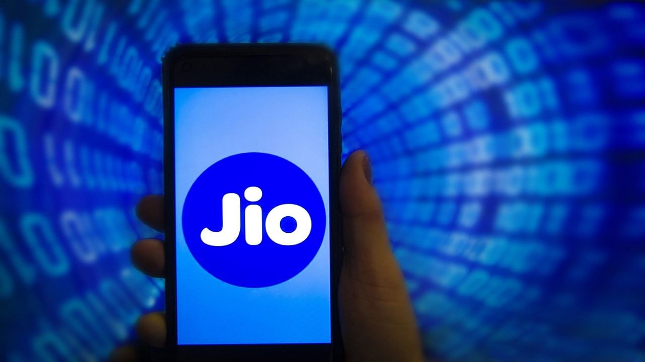 Jio ভারতীয় টেলিকম সংস্থাগুলির মধ্যে প্রতিযোগিতার সৃষ্টি করেছে। Jio আসার পর থেকেই কোম্পানিগুলি তাদের অফারগুলির সঙ্গে টেক্কা দেবার জন্য মরিয়া হয়ে উঠেছেন একের পর এক। নতুন বছরে Jio নিয়ে এসেছে এমন একটি 5g প্ল্যান, যা অনায়াসেই টেক্কা দিতে পারে বাকি কোম্পানিগুলিকে।