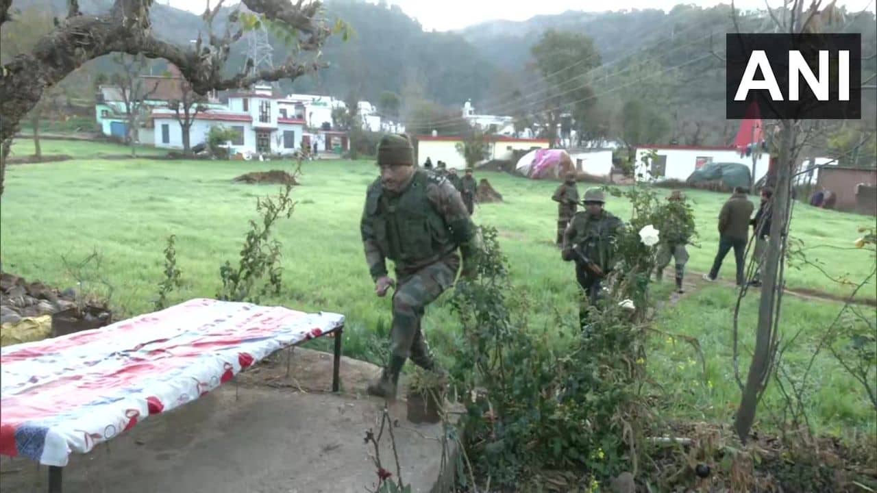 J&K Terror Attack: বাড়িতে ঢুকে আগে আধার কার্ড দেখতে চেয়েছিল জঙ্গিরা, নববর্ষে রাজৌরির হামলা ঘিরে চাঞ্চল্যকর তথ্য