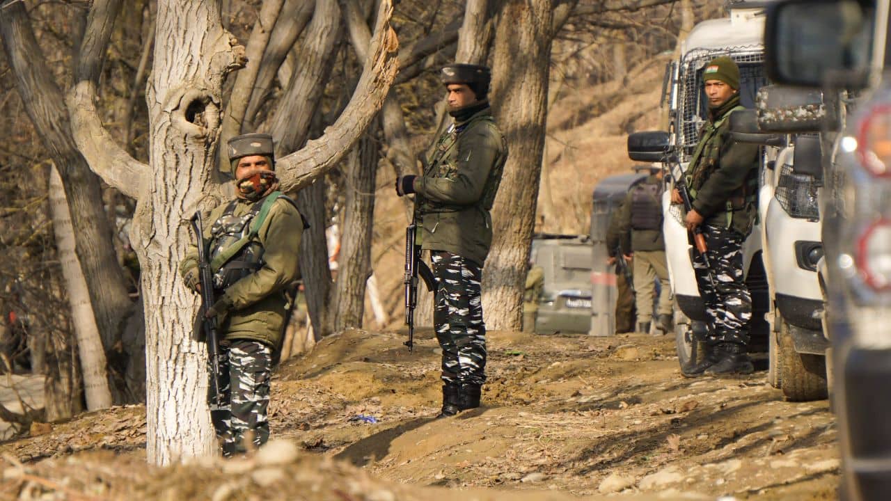 Arms Recovered: সাদামাটা চেহারা, কয়েকজন যুবক থাকত ওই বাড়িতে, কিন্তু গোপন খবর পেয়ে ঘরে ঢুকে যা দেখল সেনাবাহিনী...