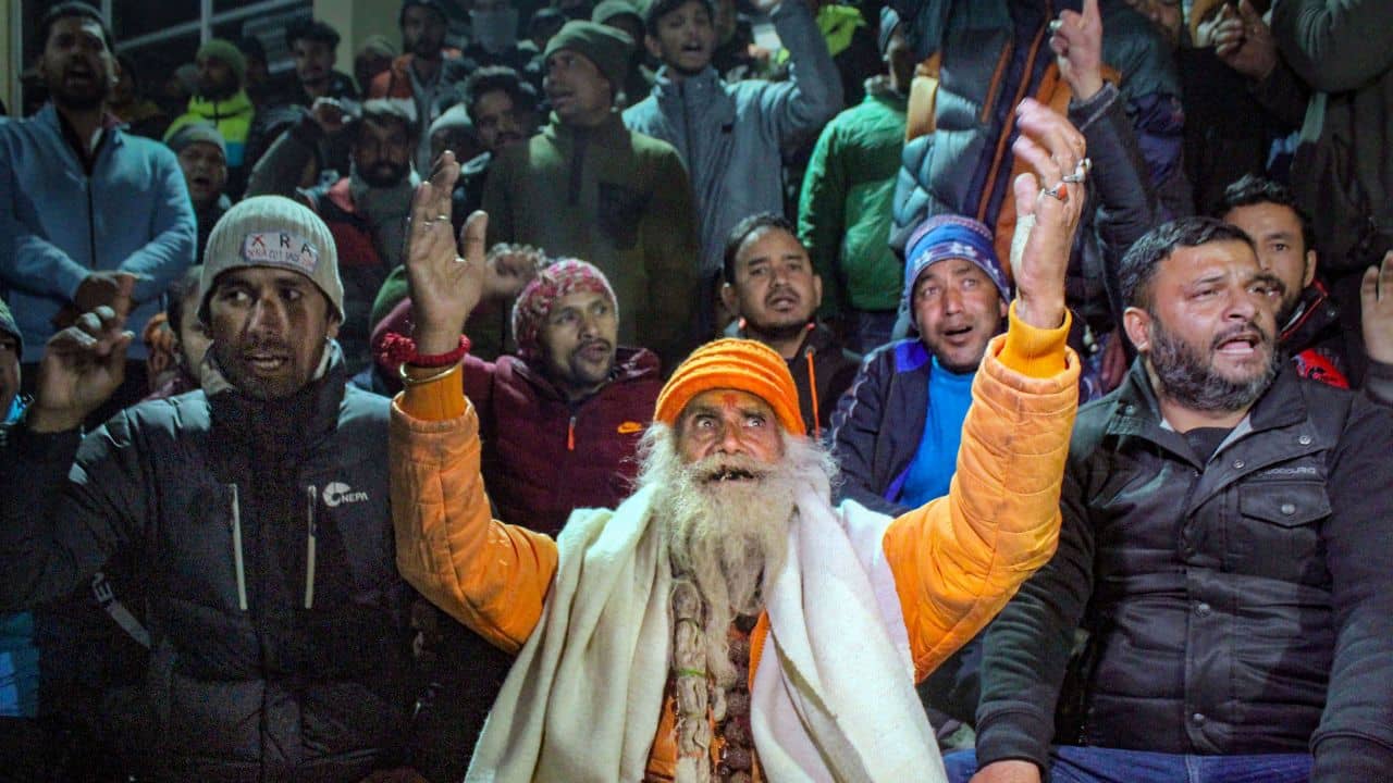 Joshimath Sinking: এক সপ্তাহের মধ্যে ভাঙা হবে জোশীমঠের হোটেল, দেড় লক্ষ টাকা করে পাবে ক্ষতিগ্রস্ত পরিবারগুলি