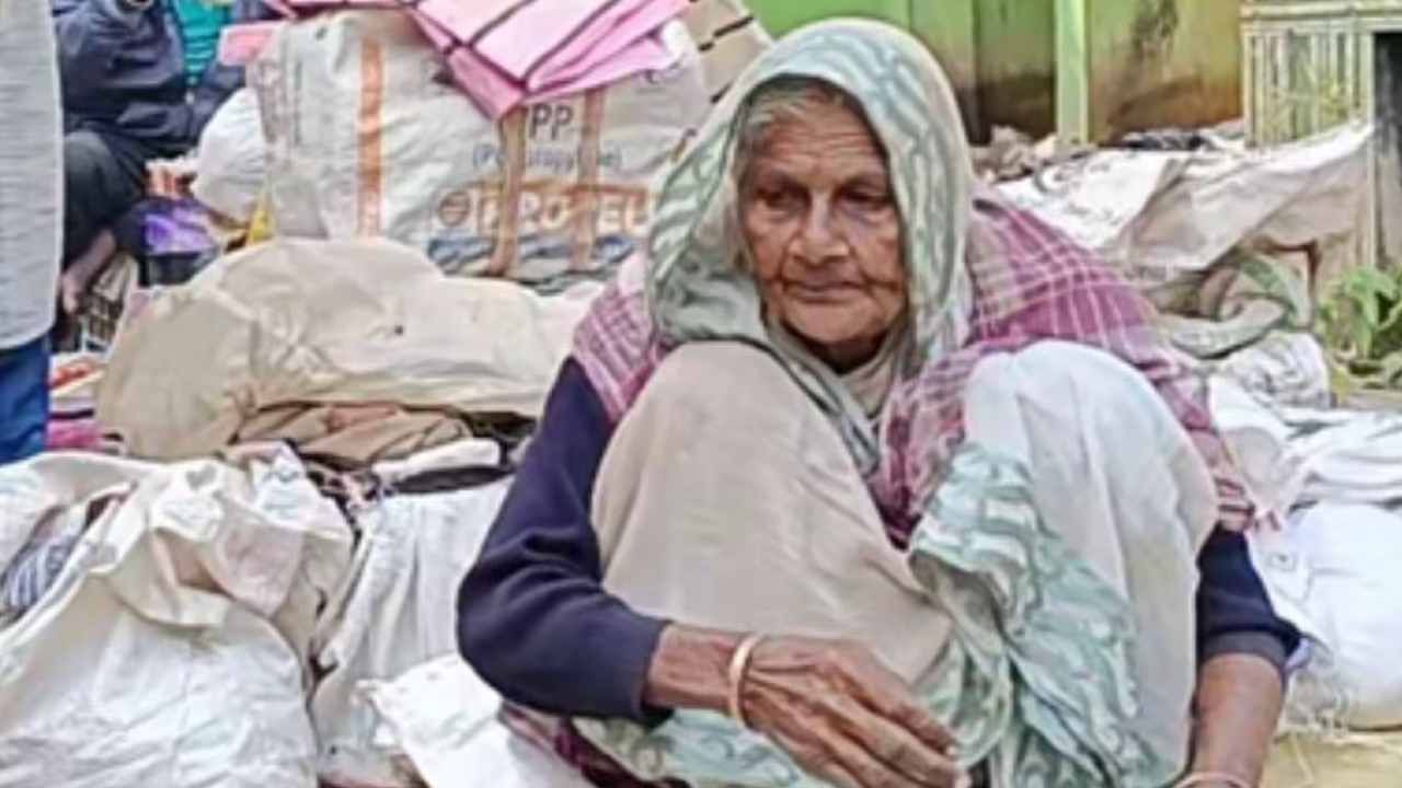 Inspirational Story: বয়স ১০২! এই বয়সেও বাজারে সব্জি বিক্রি করেন লক্ষ্মীবালা Inspirational Story: বয়স ১০২! এই বয়সেও বাজারে সব্জি বিক্রি করেন লক্ষ্মীবালা