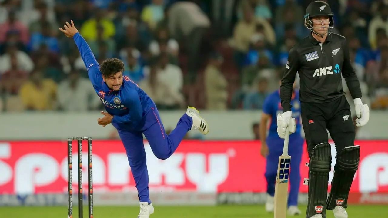 ভারতীয় দলের তারকা স্পিনার কুলদীপ যাদব (Kuldeep Yadav) বর্তমানে জাতীয় দলের ডিউটিতে ব্যস্ত। নিউজিল্যান্ডের বিরুদ্ধে চলতি সীমিত ওভারের সিরিজে খেলছেন তিনি। অন্যদিকে তাঁর বোন বাজিমাত করেছে অনূর্ধ্ব-১৯ মেয়েদের টি-টোয়েন্টি বিশ্বকাপে (ICC Women's U19 T20 World Cup)। (ছবি-টুইটার)