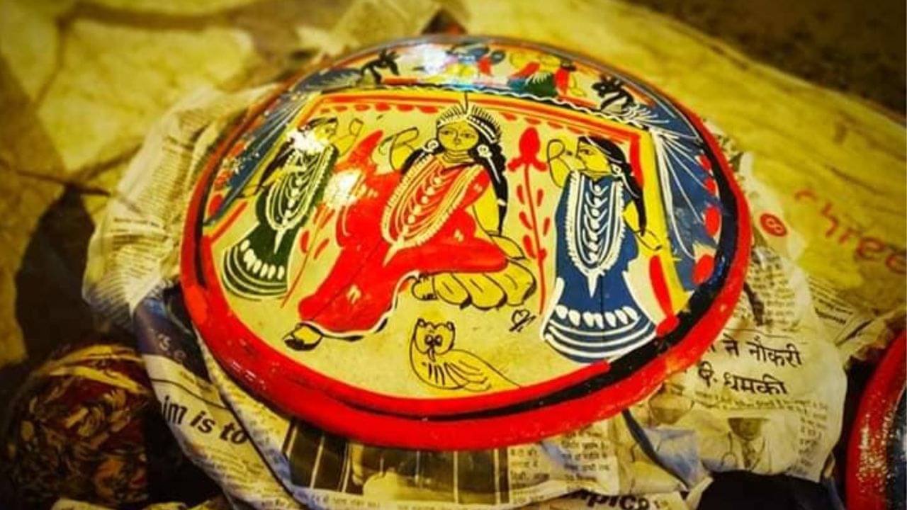 Vastu Shastra: ঠাকুরঘরের লক্ষ্মীমূর্তি কি পেঁচার উপর বসে রয়েছেন? কোন দিকে প্রতিষ্ঠা করলে উপচে পড়বে সুখ-সমৃদ্ধি?