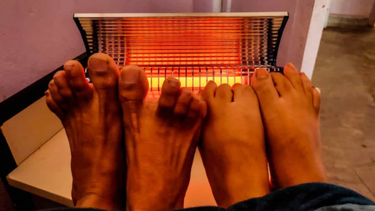 Room Heater Side Effects: ঠান্ডায় হিটার, ব্লোয়ার বা আগুন থেকে সব সময় সেঁক নিলে শরীরে দেখা দেবে অক্সিজেনের ঘাটতি Room Heater Side Effects: ঠান্ডায় হিটার, ব্লোয়ার বা আগুন থেকে সব সময় সেঁক নিলে শরীরে দেখা দেবে অক্সিজেনের ঘাটতি