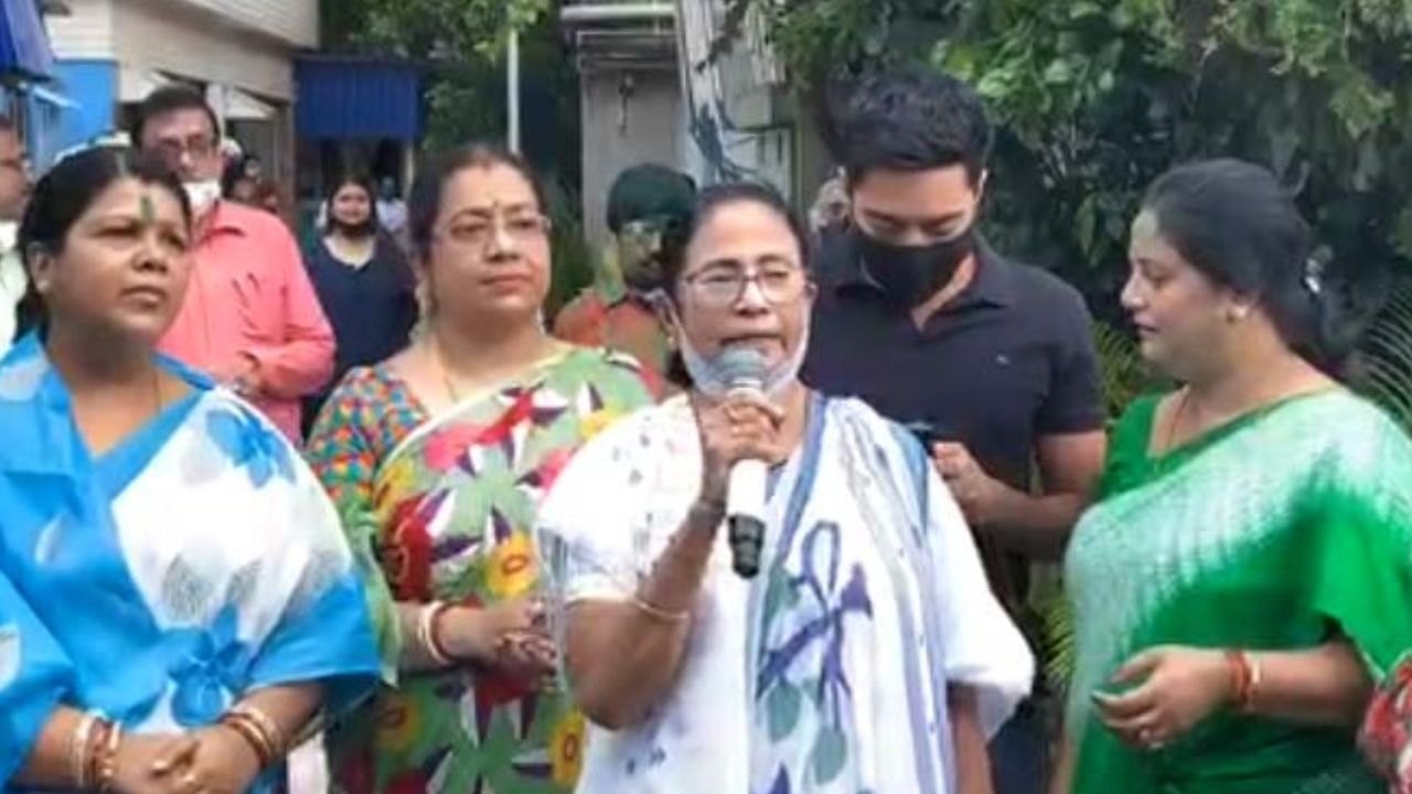 Mamata Banerjee: 'আমার বাড়ির বউরা দু'টো ছোট্ট ক্লিপ কিনে দিলেও খুশি, দিদি দিয়েছে', প্রশংসায় পঞ্চমুখ মমতা