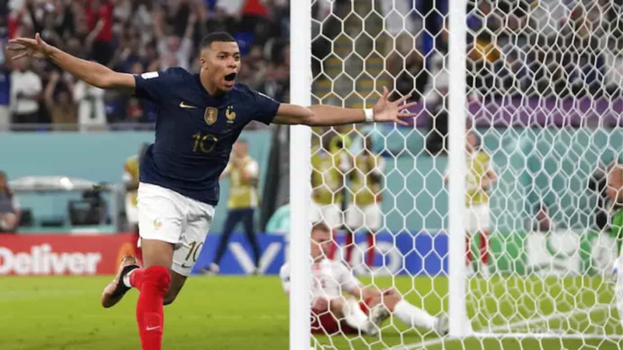 কাতার বিশ্বকাপে (FIFA World Cup 2022) জাত চিনিয়েছিলেন ফ্রান্সের তারকা ফুটবলার কিলিয়ান এমবাপে। তাঁর পায়ের জাদুতে মুগ্ধ ফুটবল বিশ্ব। ছবি: টুইটার