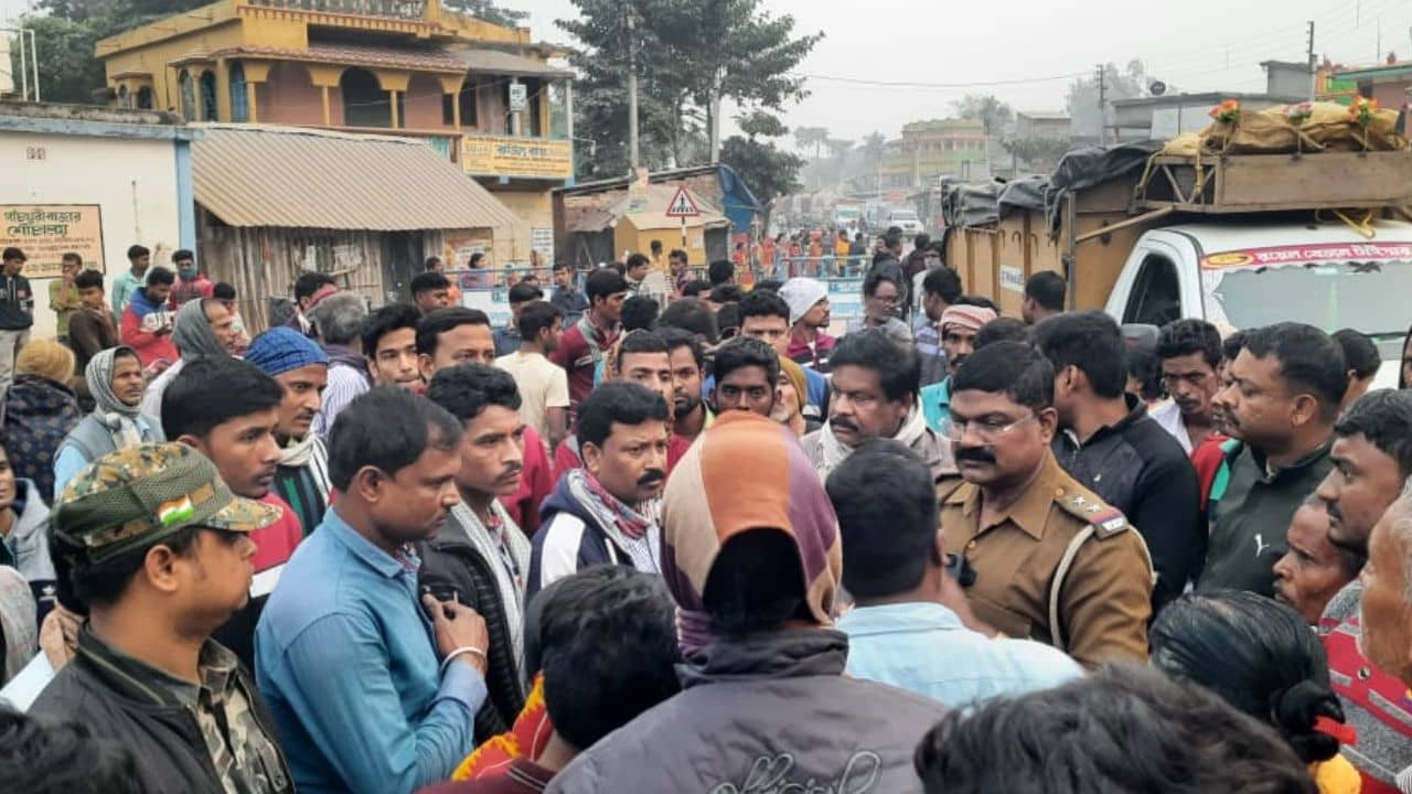 Road Accident: আর্তনাদ দেখে গাড়ি ঘুরিয়ে নিয়ে পালাল পুলিশ, দুর্ঘটনায় ক্ষোভে ফুঁসছেন প্রত্যক্ষদর্শীরা