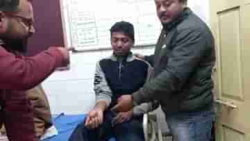School Teacher: প্রধান শিক্ষককে সজোরে ধাক্কা! দুই শিক্ষকের হাতাহাতি দেখেই ভয়ে কেঁদে ফেলল ক্ষুদে পড়ুয়ারা