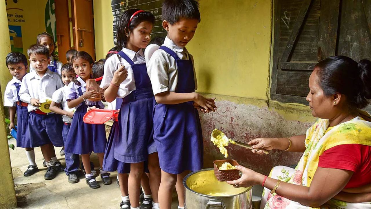 Mid Day Meal: মিড ডে মিল খাওয়ার পরই পেট ব্যথা ও শ্বাসকষ্ট, অসুস্থ ১৩ ছাত্রী