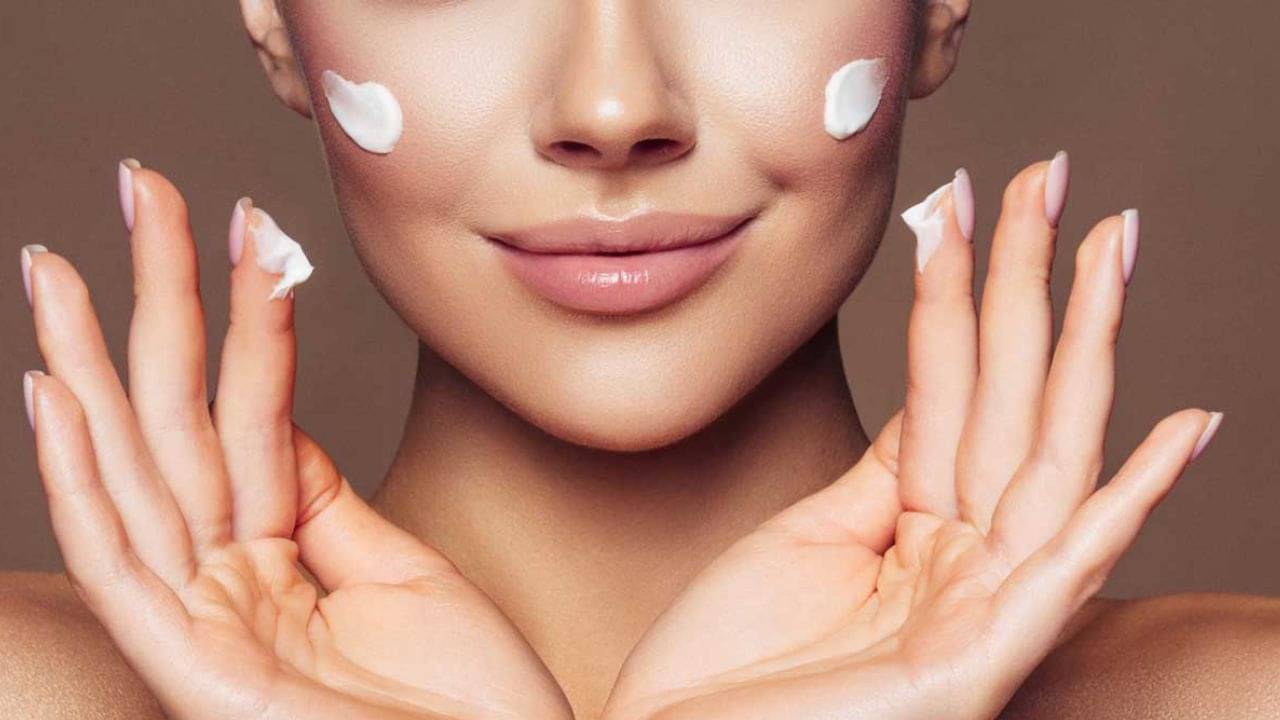Winter Skincare: বারবার ময়েশ্চারাইজার ব্যবহার করেও ত্বক থাকছে শুষ্ক? আর্দ্রতা রাখতে কখন কীভাবে প্রয়োগ করবেন?