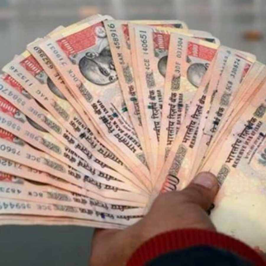 নোটবন্দিতে দেশে চালু থাকা ৫০০ এবং ১০০০ টাকার নোট বাতিল করেছিল কেন্দ্র। ১০০০ টাকার নোট পুরোপুরি ভাবে তুলে দেওয়া হয়। পরিবর্তে নতুন ২০০০ টাকার নোট ছাপানো হয়েছিল।  তুলে নেওয়া ৫০০ টাকার বদলে আসে নতুন ৫০০ টাকা। 