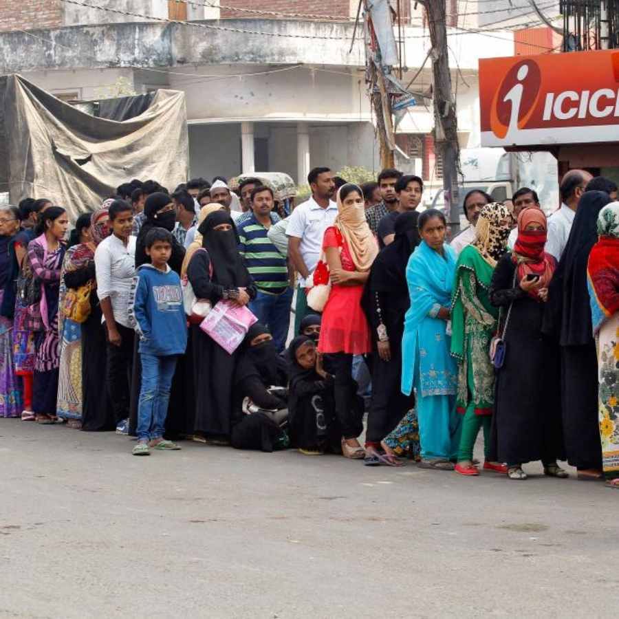 তবে মোদী সরকারের নোটবন্দির সিদ্ধান্ত নিয়ে বিরোধীরা প্রবল সমালোচনা করেছিলেন। তৃণমূল, কংগ্রেস সহ বিরোধীরা এই সিদ্ধান্তের বিরুদ্ধে সোচ্চার ছিলেন। 